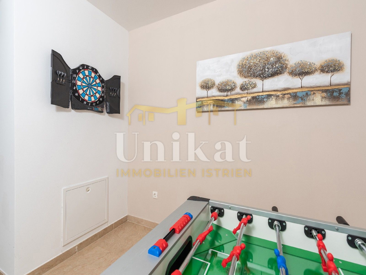 Moderna vila z notranjim in zunanjim bazenom